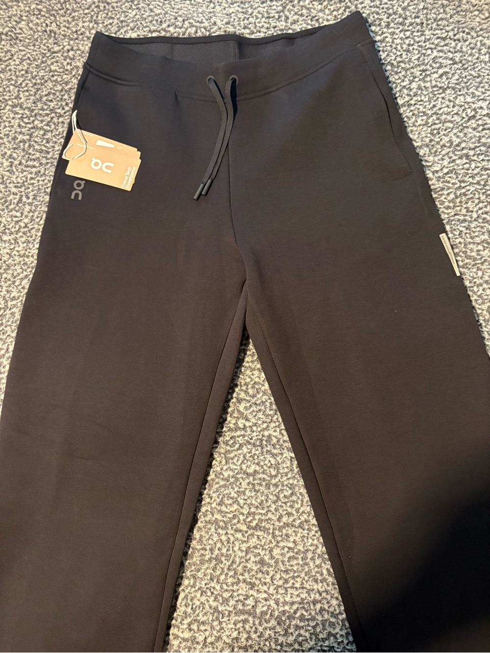 ON Running Women’s Size M Straight Leg Focus Tech Sweatpants in Black NWT!